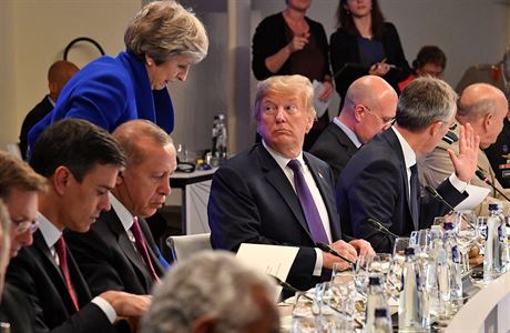Trump poveeel s ostatnmi sttnky lenskch stt NATO na summitu v Bruselu.