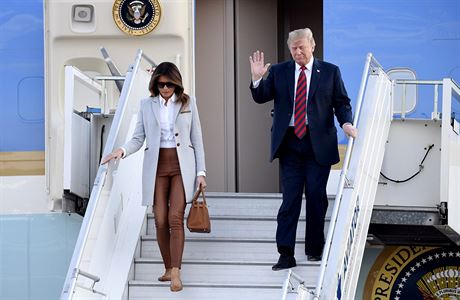 Americk prezident Donald Trump a prvn dma Melania dorazili na summit v...