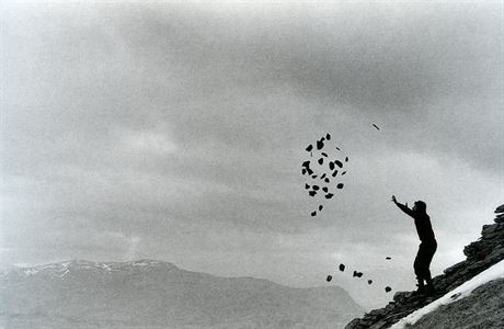 Létající bidlice. Britský socha a fotograf Andy Goldsworthy pi jedné ze...