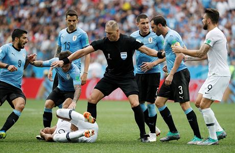 Fotogalerie: Nestor Pitana (uprostřed) ve čtvrtfinále Francie - Uruguay.  Francii bude řídit...