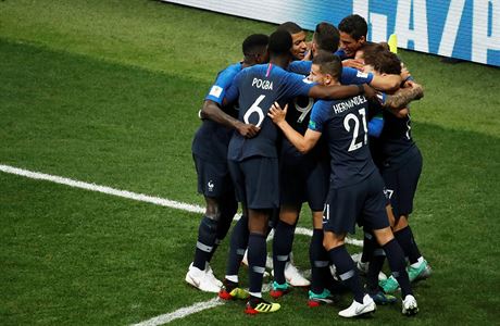 Francouzi se radují z gólu do sít Chorvatska ve finále MS.