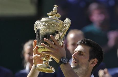 Novak Djokovi s pohrem pro vtze Wimbledonu.