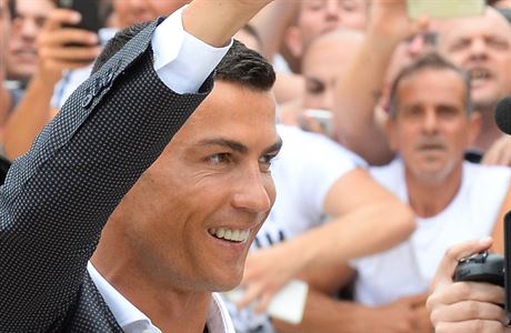 Cristiano Ronaldo zdraví fanouky v Juventusu Turín.