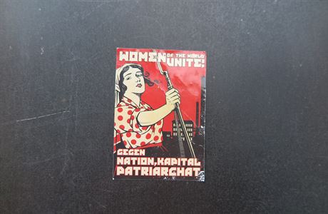 Retro graffiti německé levice vyzývá ženy, aby se spojily proti národu,...