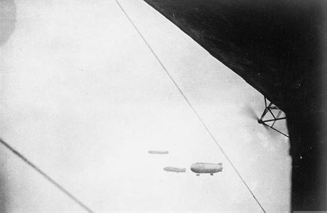 Proti Zeppelinm, kter fungovaly jako dnen strategick bombardry, bojovali...