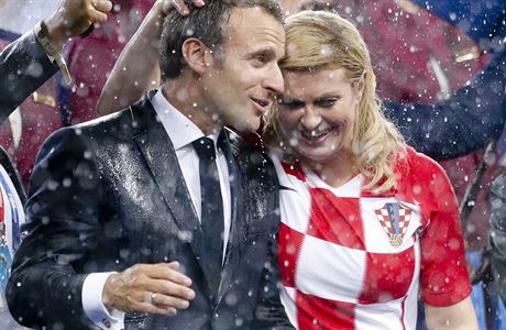 Zmoklí Emmanuel Macron a Kolinda Grabarová-Kitaroviová.