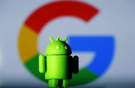 Maskot Androidu ped logem spolenosti Google.