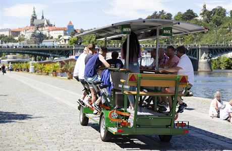 Beer bike, takzvané pivní kolo. Vozítko, které návtvníkm umouje lapat a...