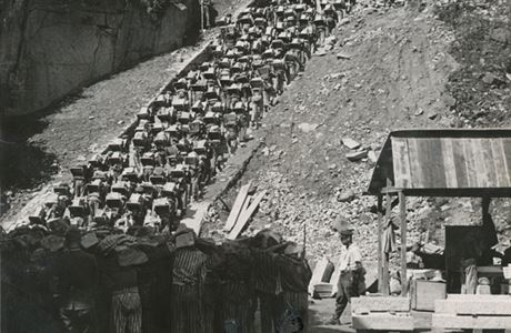 Vzni koncentraního tábora Mauthausen pochodující s kameny po schodech smrti.