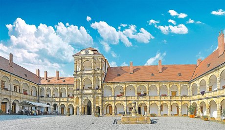 Zámek v Moravské Tebové patí k nejvýznamnjím renesanním památkám stední...