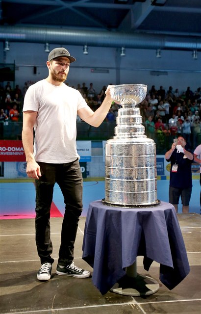 Michal Kempný přivezl Stanley Cup do svého Hodonína.