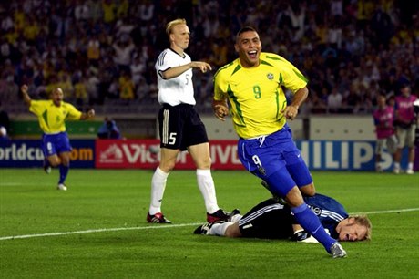 Ronaldo slaví jeden z gól ve finále MS 2002 proti Nmecku.
