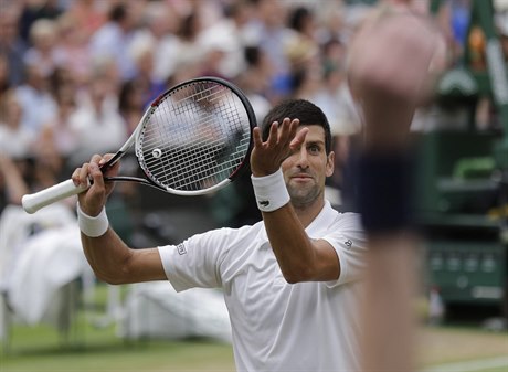Novak Djokovič v semifinále Wimbledonu 2018 proti Rafaelu Nadalovi.