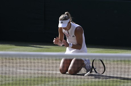 Němka Angelique Kerberová slaví vítězství ve Wimbledonu 2018, když ve finále...