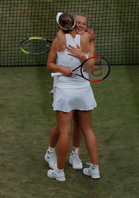 Finále tyhry en ve Wimbledonu 2018: Barbora Krejíková (zády) a Kateina...