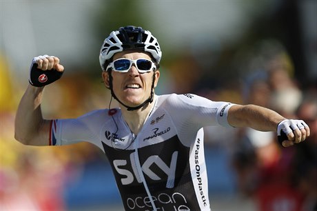 Brit Geraint Thomas slaví triumf v 11. etap Tour de France 2018.