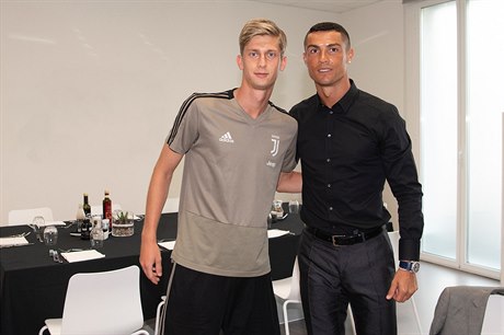 Český fotbalista Juventusu Roman Macek (vlevo) a jeho spoluhráč Cristiano...