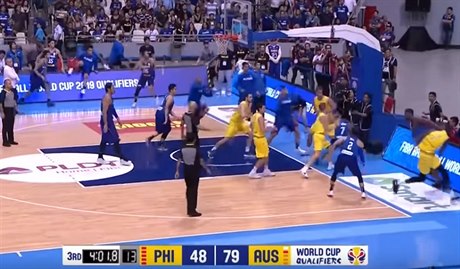 Začátek rvačky mezi basketbalisty Filipín a Austrálie.