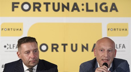 Předseda Ligové fotbalové asociace (LFA) Dušan Svoboda (vlevo) a generální...
