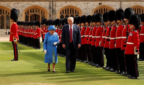 Prezident Donald Trump s královnou Albtou II. bhe loské návtvy Británie.