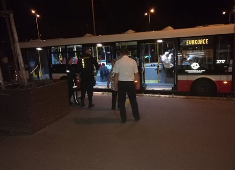 Dopravní podnik pistavil k nedaleké stanici metra Háje evakuaní autobus.