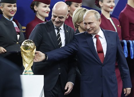Vladimir Putin s trofejí pro vítěze mistrovství světa v Rusku