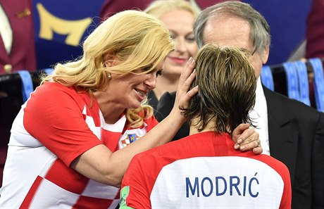 Chorvatská prezidentka Kolinda Grabar-Kitarovič utěšuje po finále MS Luku...