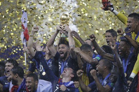 Fotbalisté Francie zvedají nad hlavu trofej pro vítěze mistrů světa ve fotbale