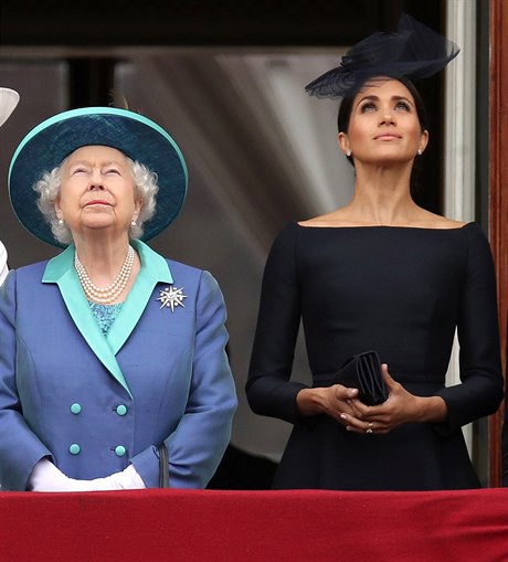 Královna Alžběta II a vévodkyně ze Sussexu Meghan pozorují oblohu.