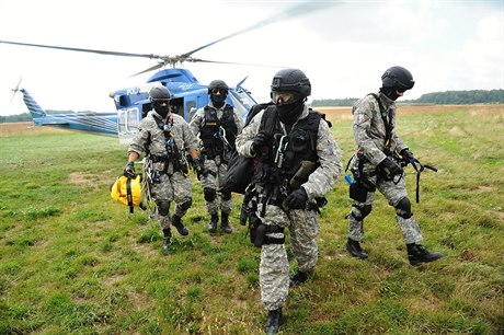 Policisté ze zásahové jednotky bhem cviení LETEC 2018.