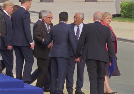 Jean-Claud Juncker schází ze schod pi summitu NATO.