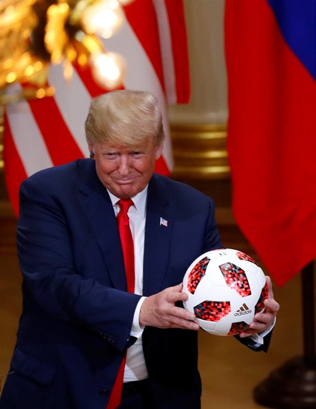 Dar ruského prezidenta americkému - fotbalový míč.