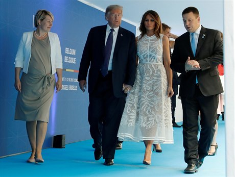 Trump poveeel s ostatními státníky lenských stát NATO na summitu v Bruselu.