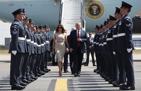 Americký prezident Donald Trump a první dáma Melania vystoupili ze speciálu na...