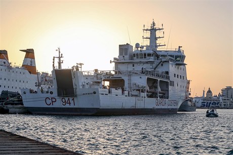 Loď pobřežní stráže Diciotti, které italský ministr vnitra zakázal vyložit...
