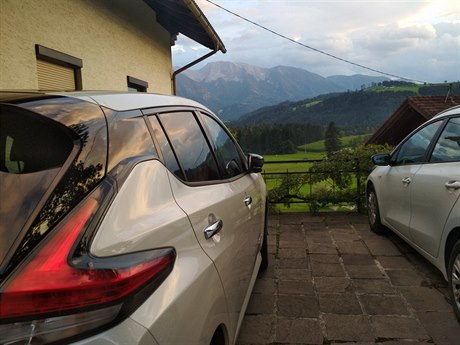 Parádní výhled měl Nissan Leaf na první zastávce přes noc. V dálce rakouské...