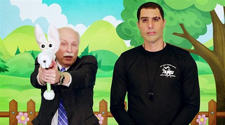 Sasha Baron Cohen (vpravo) jako expert na terorismus a bývalý dstojník...