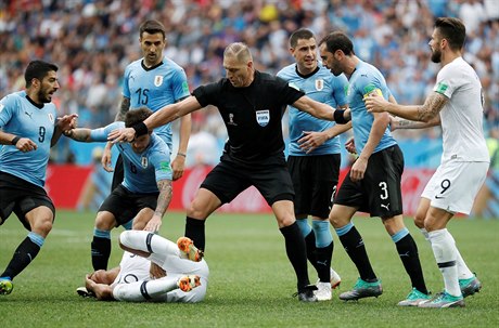 Nestor Pitana (uprosted) ve tvrtfinále Francie - Uruguay. Francii bude ídit...
