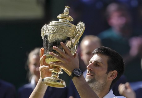 Novak Djokovič se raduje ze čtvrtého triumfu na Wimbledonu.
