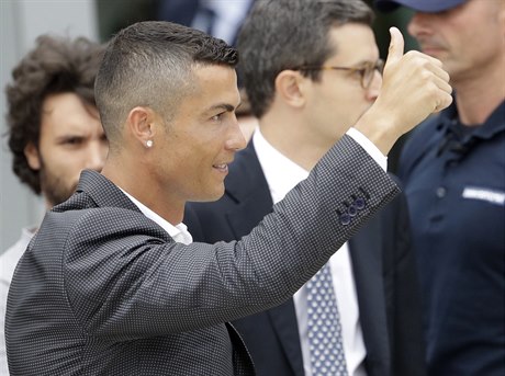 Cristiano Ronaldo zdraví fanouky Juventusu.