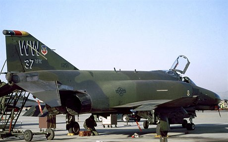 Ranní údrba letounu McDonnell F-4 Phantom II.