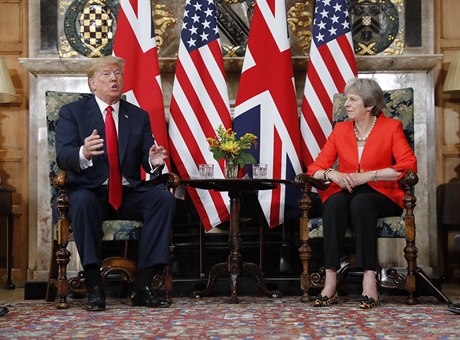 Donald Trump bhem setkání s britskou premiérkou.
