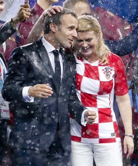 Zmoklí Emmanuel Macron a Kolinda Grabarová-Kitarovičová.