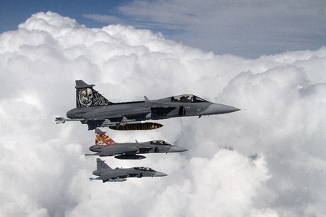 Trojice nadzvukových bojových letounů JAS-39 Gripen.