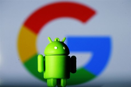 Maskot Androidu před logem společnosti Google.