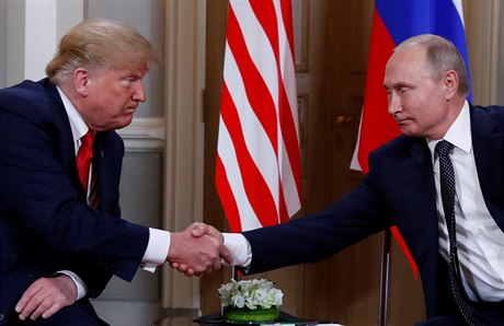 Potřesení rukou Trumpa a Putina v Helsikách.