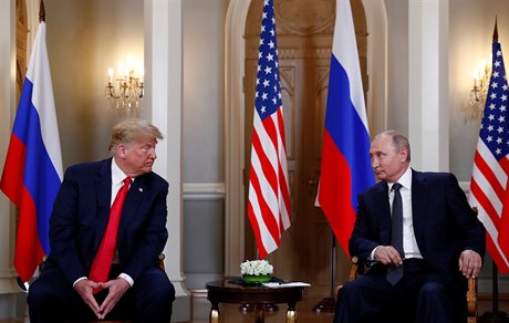 Pohledy státníků. Prezidenti Trump a Putin se setkali na summitu v Helsinkách.