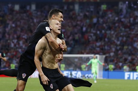 Domagoj Vida slaví svj gól do sít Ruska.