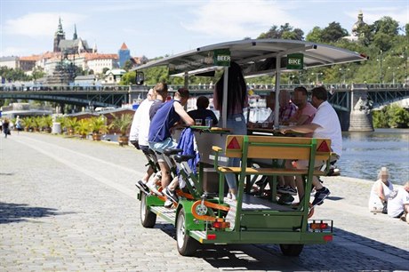 Beer bike, takzvané pivní kolo. Vozítko, které návtvníkm umouje lapat a...