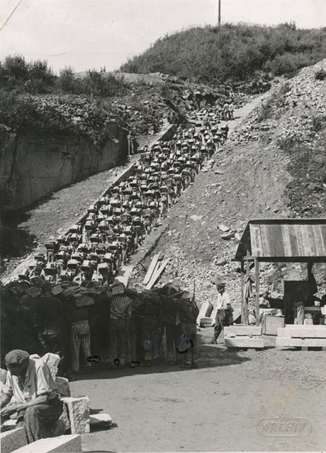 Vzni koncentraního tábora Mauthausen pochodující s kameny po schodech smrti.